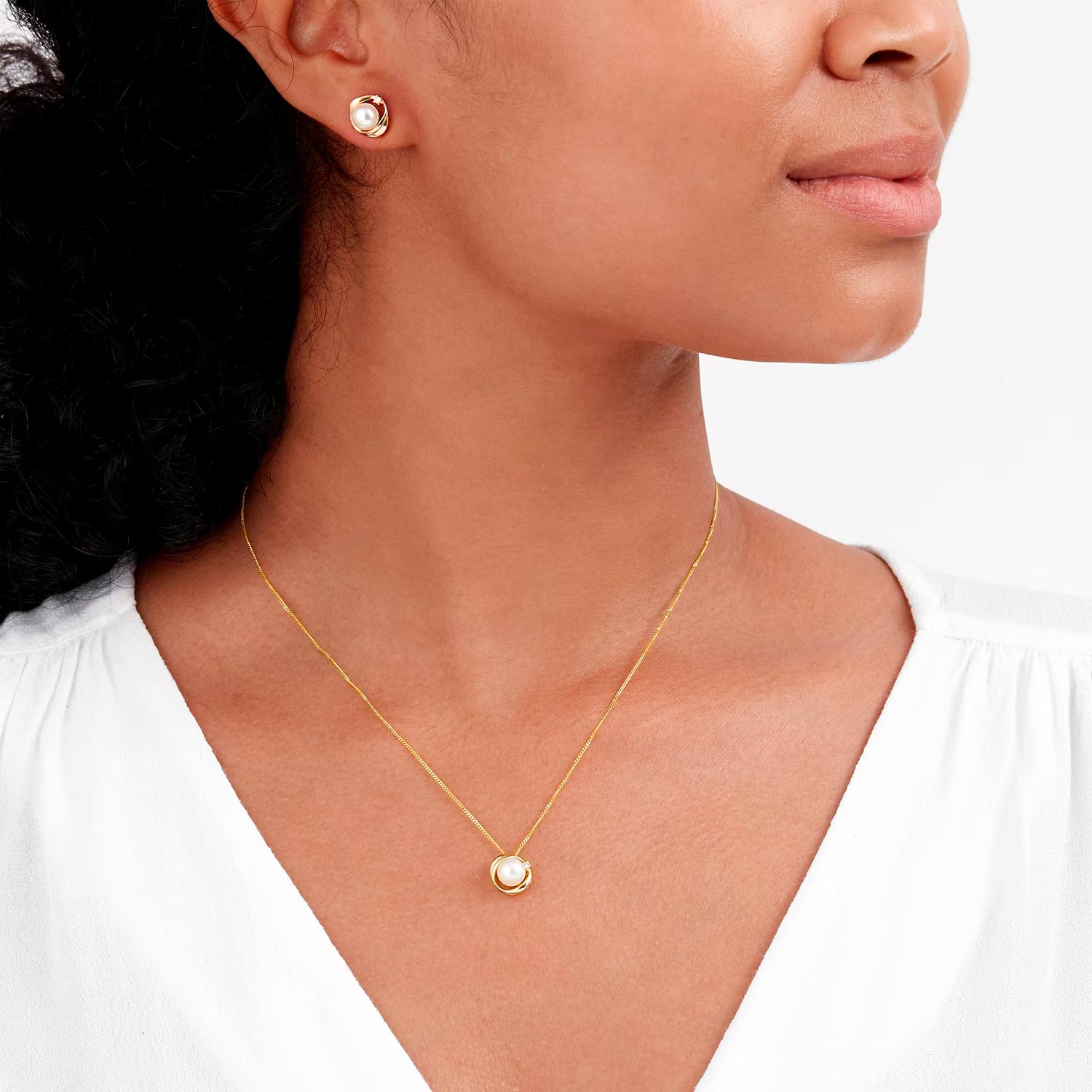 9ct Yellow Gold Pendant With Fresh Water Pearl & 0.02ct Diamond