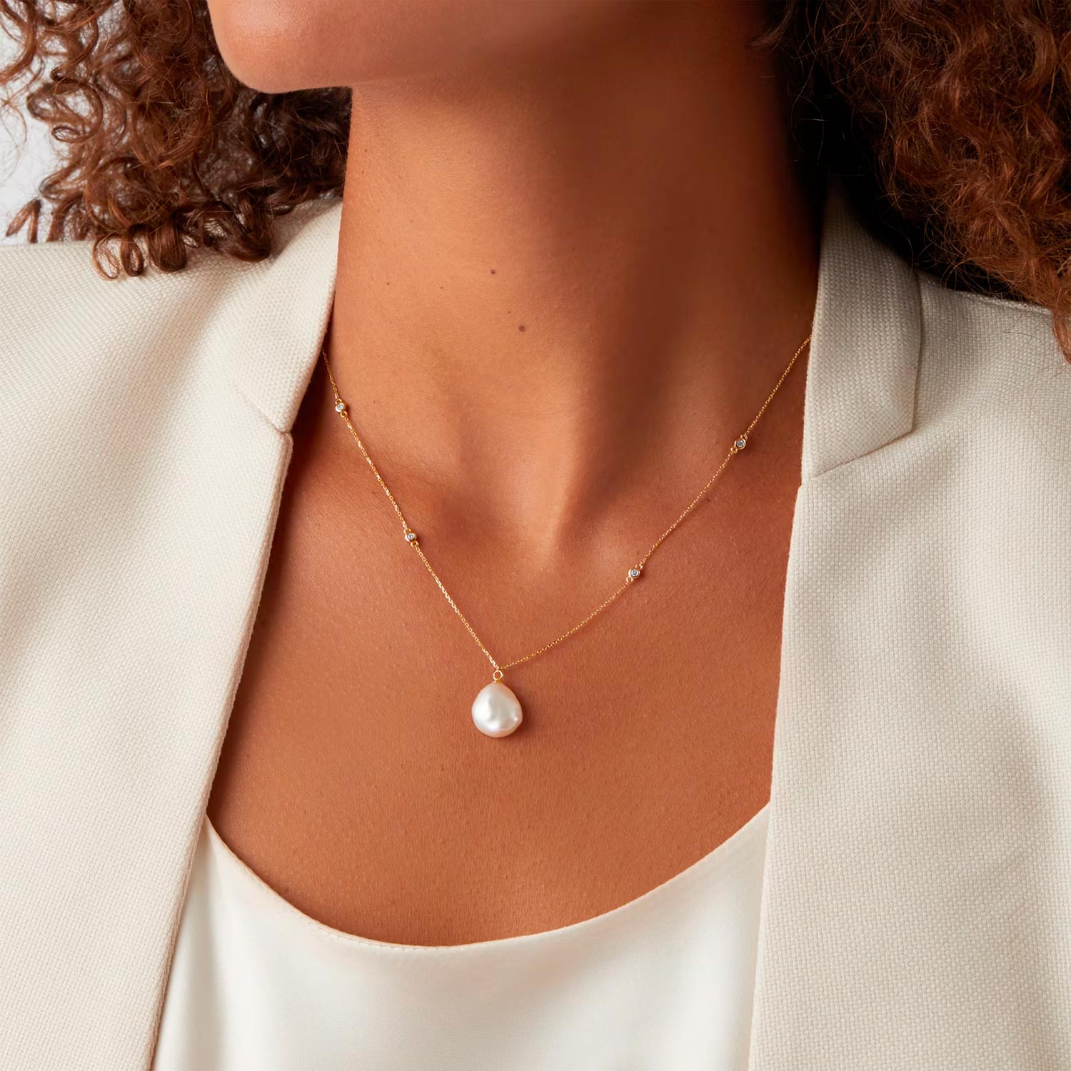 18ct Yellow Gold 0.10cttw Diamond & Baroque Pearl Pendant