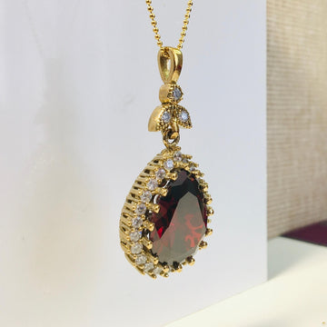 Red Garnet Stone Oval Shape 18K Yellow Gold Pendant